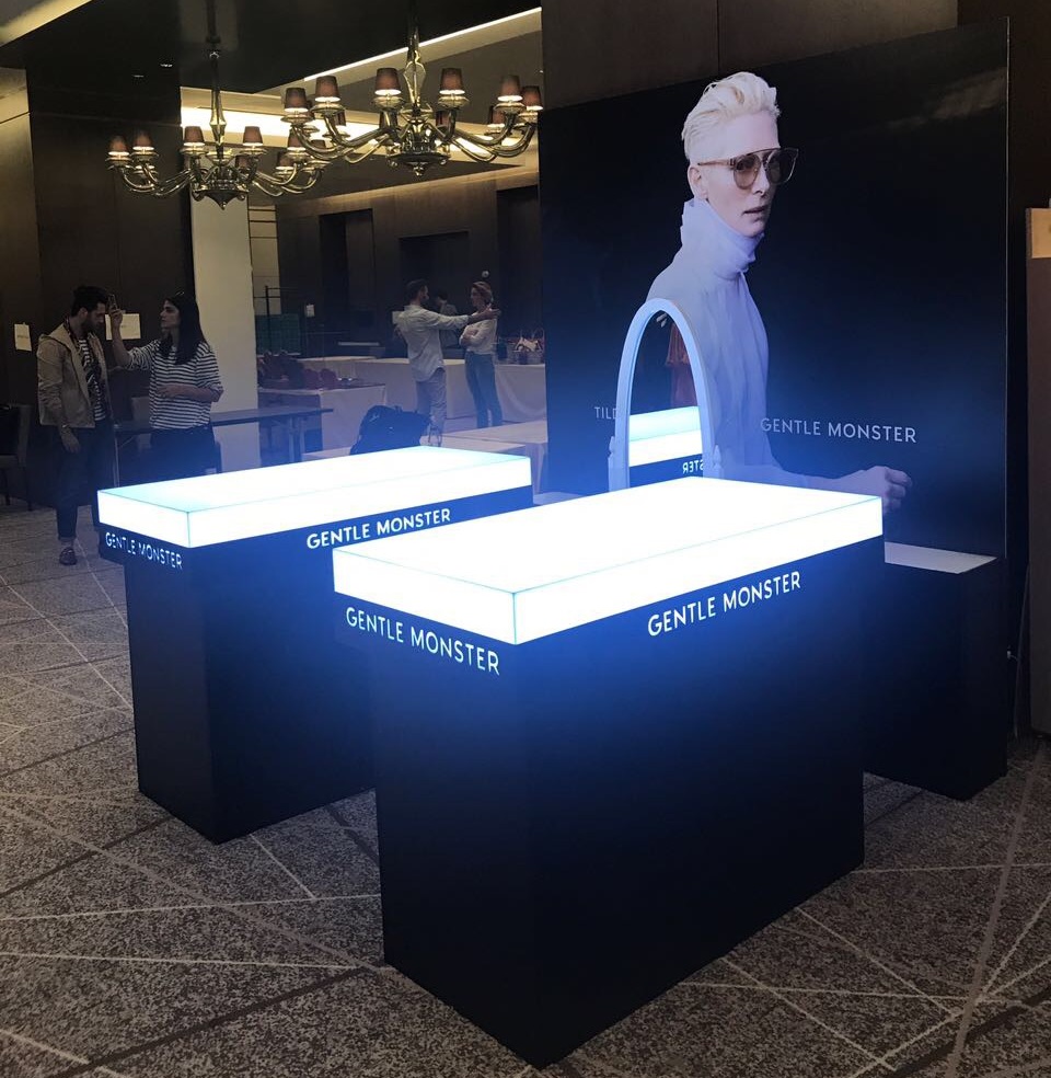 magaza_vitrin_calismalari_06_gentle_monster_led_aydinlatmali_pleksi_stand