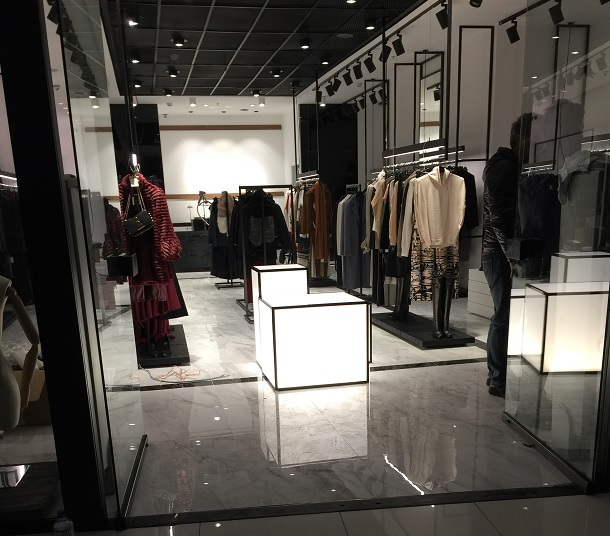 magaza_vitrin_calismalari_07_led_aydinlatmali_beyaz_pleksi
