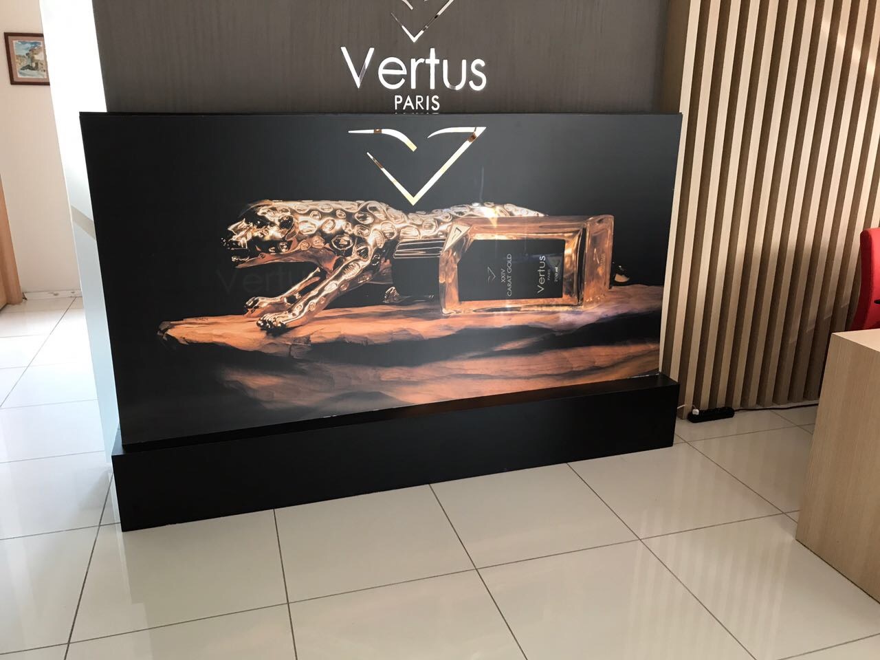 magaza_vitrin_calismalari_11_vertus_parfum_siyah_pleksi