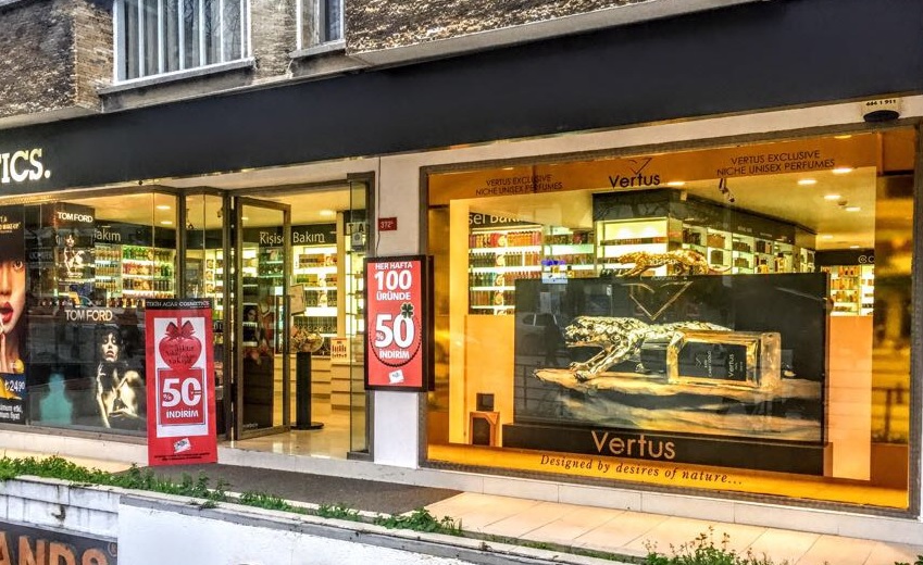 magaza_vitrin_calismalari_12_vertus_parfum_uygulama