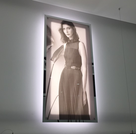 pleksi_ic_mekan_calismalari_01_3_boyutlu_aydinlatmali_pleksiglas_resim_panosu