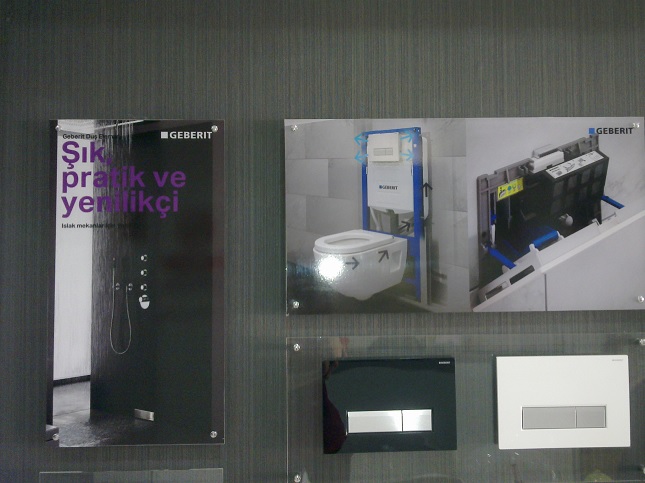 pleksi_ic_mekan_calismalari_03_geberit_klozet_ekipmanlari_dekoru