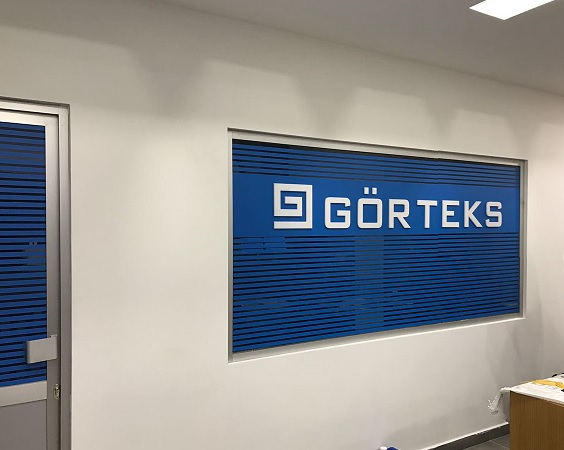 pleksi_ic_mekan_calismalari_08_gokteks_pleksiglas_tabela