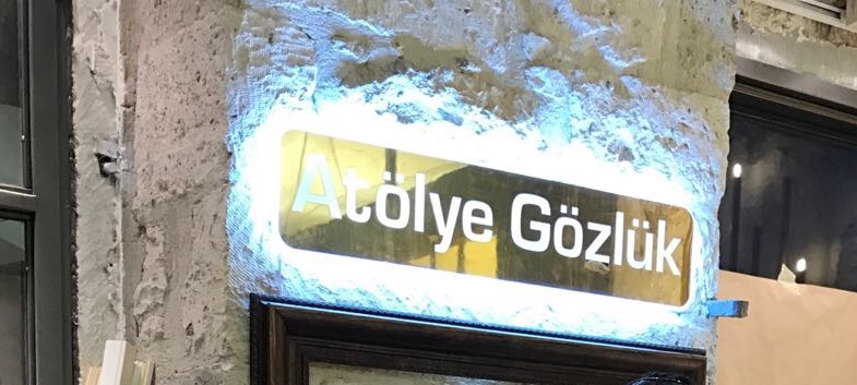 pleksi_ic_mekan_isikli_tabelalar_02_atolye_gozluk_tabela