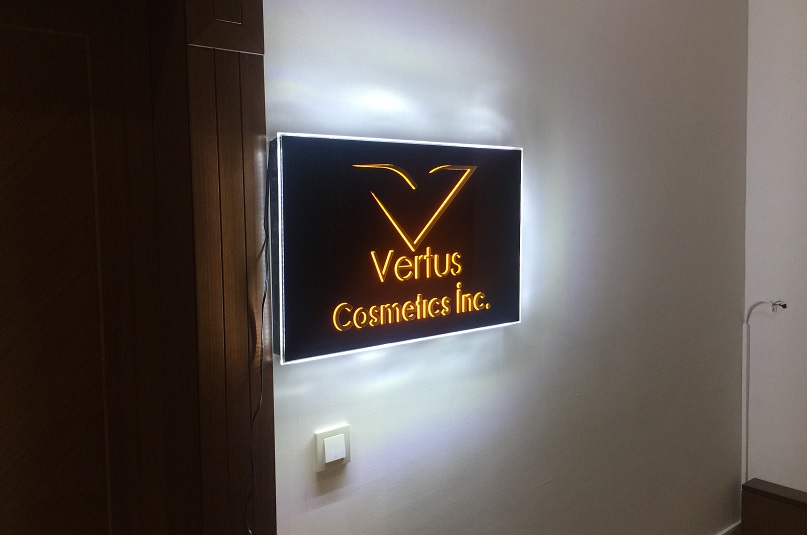 pleksi_ic_mekan_isikli_tabelalar_03_vertus_kozmetik_led_isikli_pleksiglas_tabela