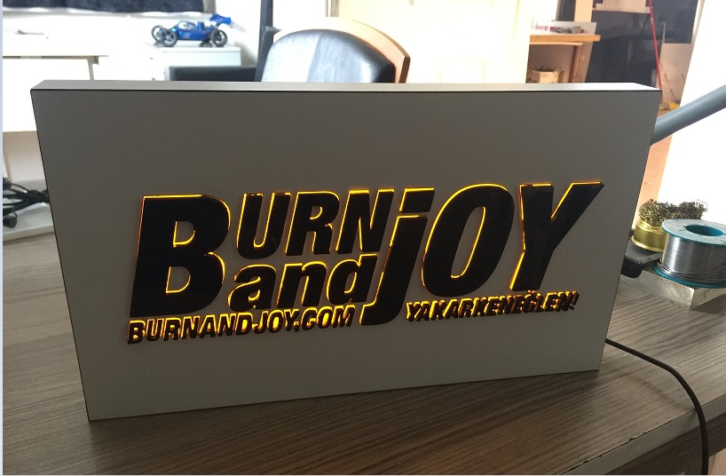 pleksi_ic_mekan_isikli_tabelalar_04_burn_and_joy_isikli_tabela