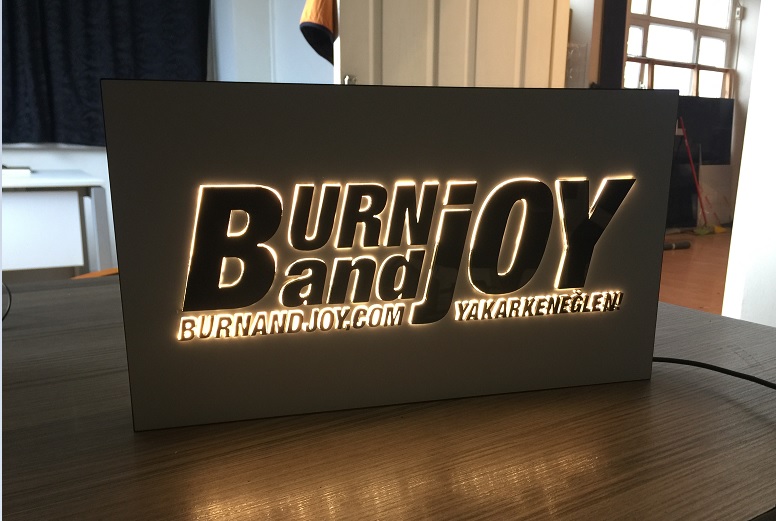 pleksi_ic_mekan_isikli_tabelalar_05_burn_and_joy_isikli_pleksiglas_tabela