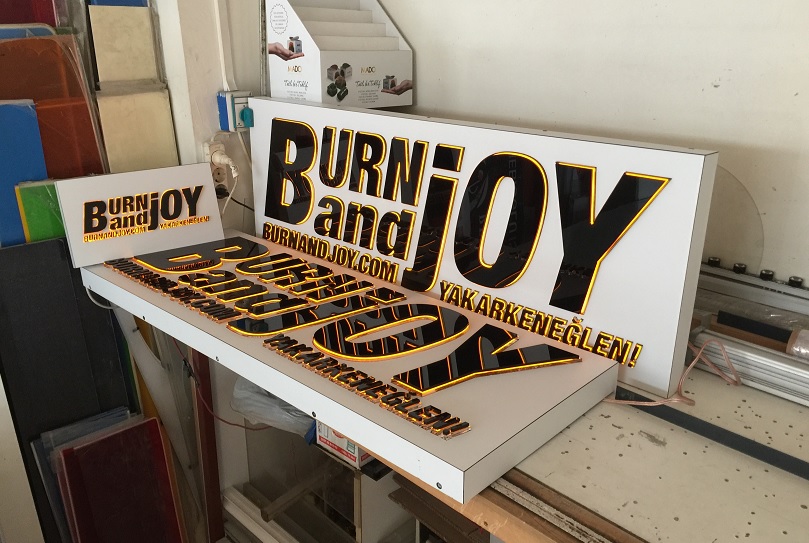 pleksi_ic_mekan_isikli_tabelalar_06_burn_and_joy_isikli_pleksiglas_tabela_calismalari