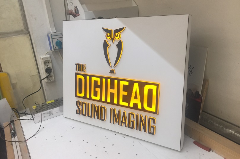 pleksi_ic_mekan_isikli_tabelalar_08_the_digihead_sound_imaging_isikli_pleksiglas_tabela_calismalari