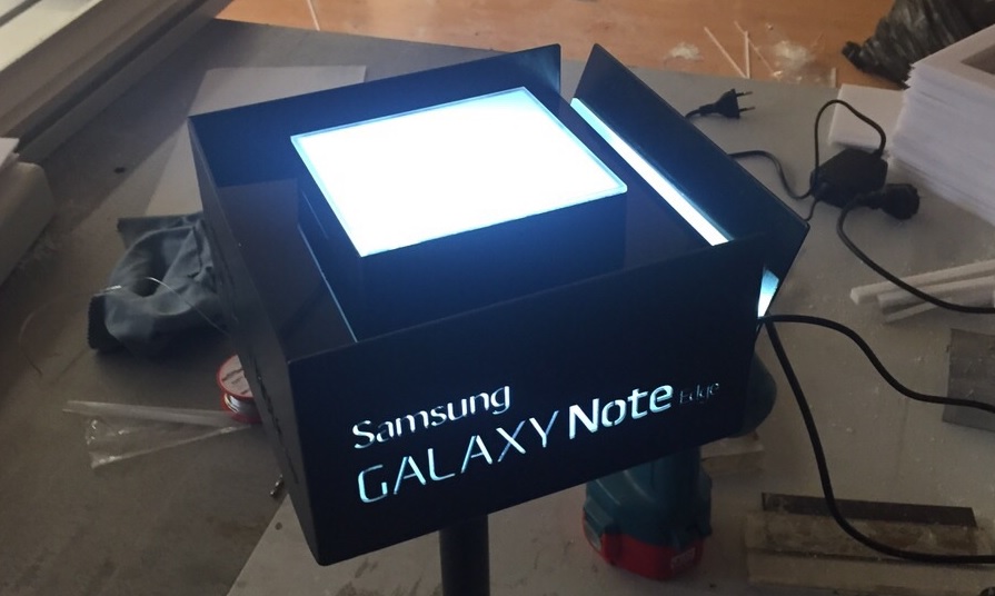 pleksi_telefon_standi_14_led_isikli_samsung_dekoru