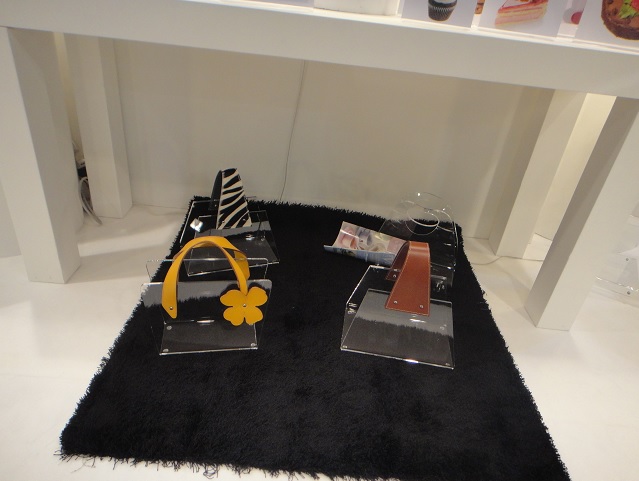 pleksi_tepsi_ve_gazetelik_02_5_mm_kalinliginda_deri_saplı_canta_gorunumlu_pleksi_gazetelik