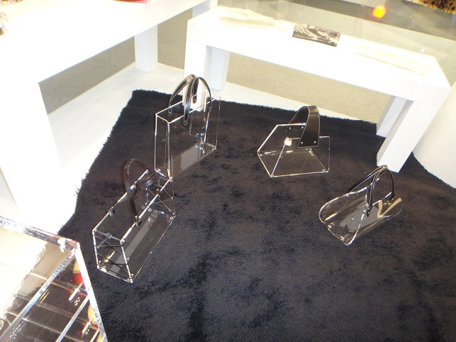 pleksi_tepsi_ve_gazetelik_03_5_mm_kalinliginda_deri_saplı_canta_gorunumlu_seffaf_pleksi_gazetelik