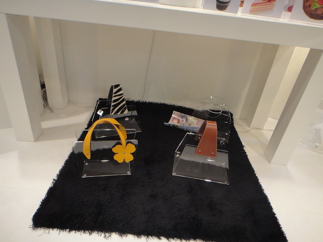 pleksi_tepsi_ve_gazetelik_04_pleksiglas_gazetelik