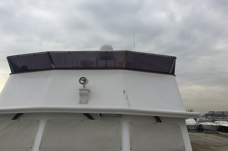 pleksi_yat_ve_tekne_calismalari_02_gri_renkli_pleksiglas_korkuluk