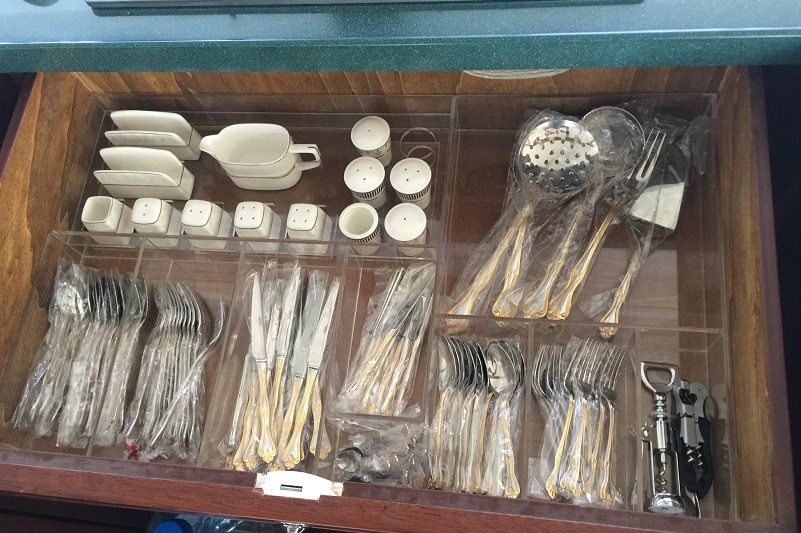 pleksi_yat_ve_tekne_calismalari_06_seffaf_pleksi_bolmeli_cekmece